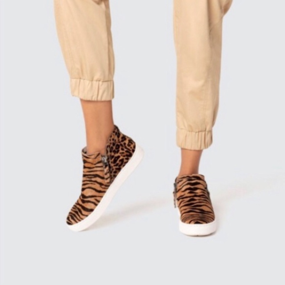 NWT Dolce Vita TOBEE TIGER Print CALF HAIR SNEAKER